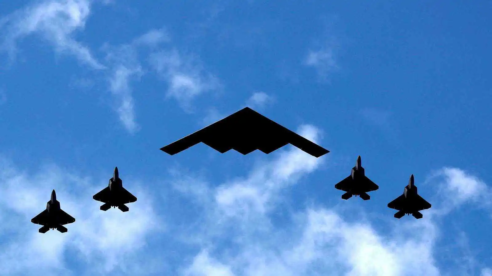 "الجيش الأمريكي يدرس الأمر".. ترامب يلوح برد "قوي للغاية" ضد إيران