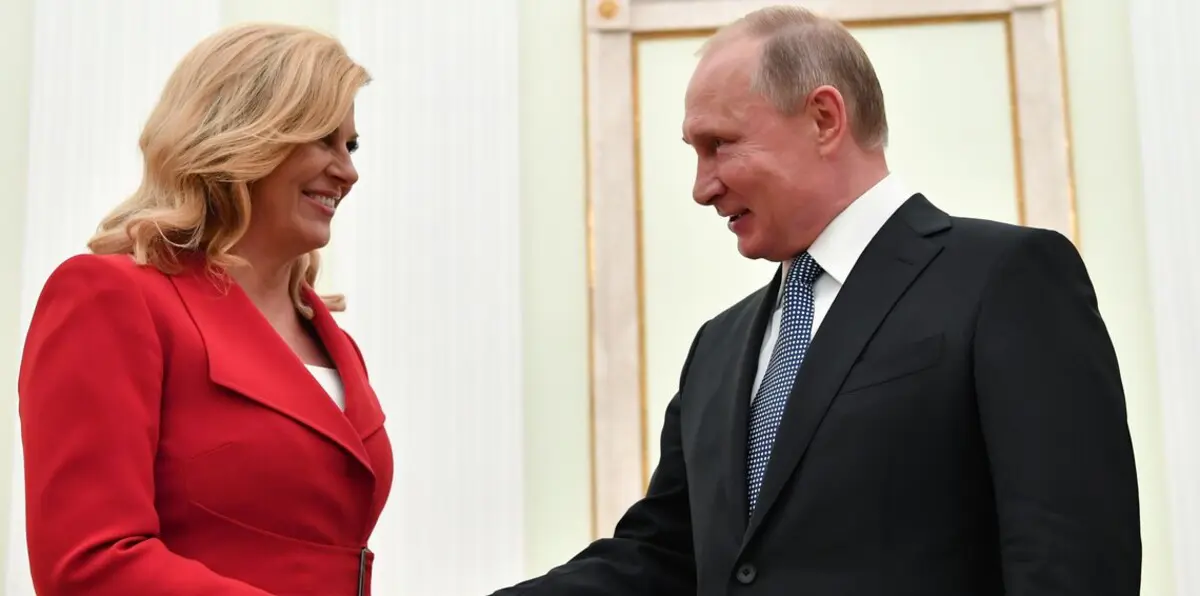 شاهد هدية رئيسة كرواتيا لفلاديمير بوتين قبل المباراة النهائية لكأس العالم روسيا 2018 (صور)