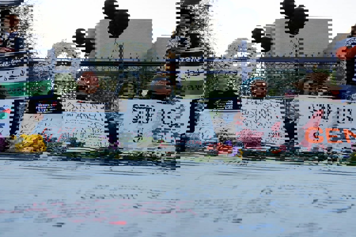 تضامنًا مع الجندي الأمريكي.. محتجون يحرقون اللباس العسكري (فيديو)