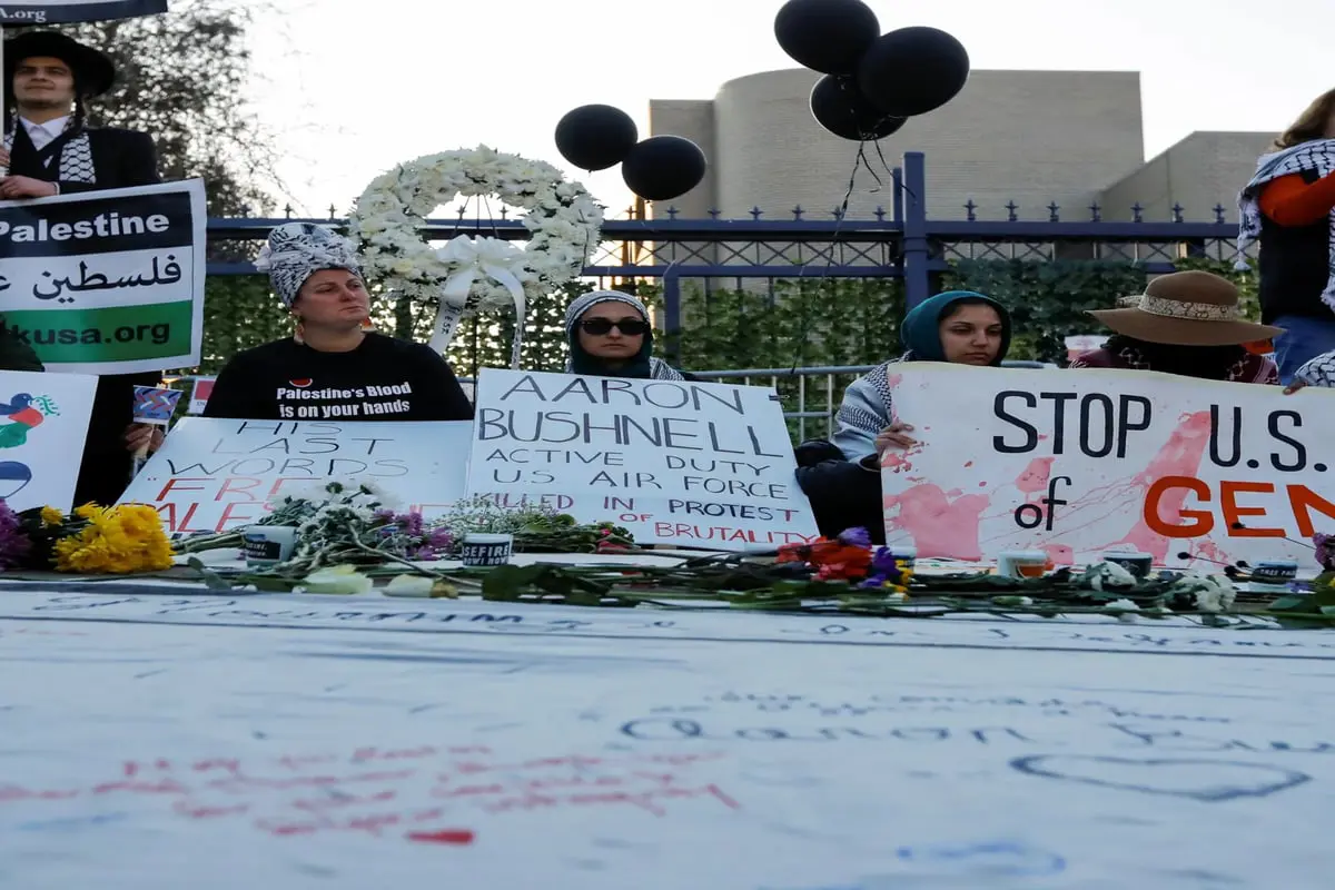 تضامنًا مع الجندي الأمريكي.. محتجون يحرقون اللباس العسكري (فيديو)