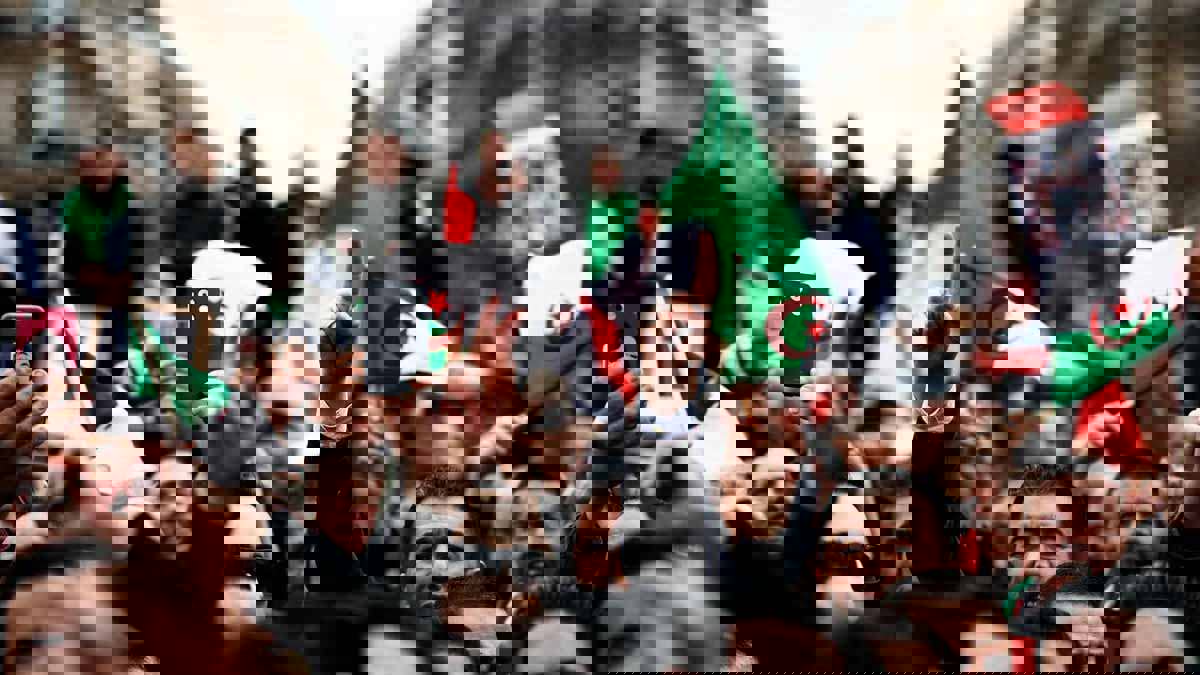 الجزائريون يخرجون إلى الشوارع احتفالًا باستقالة بوتفليقة (فيديو)