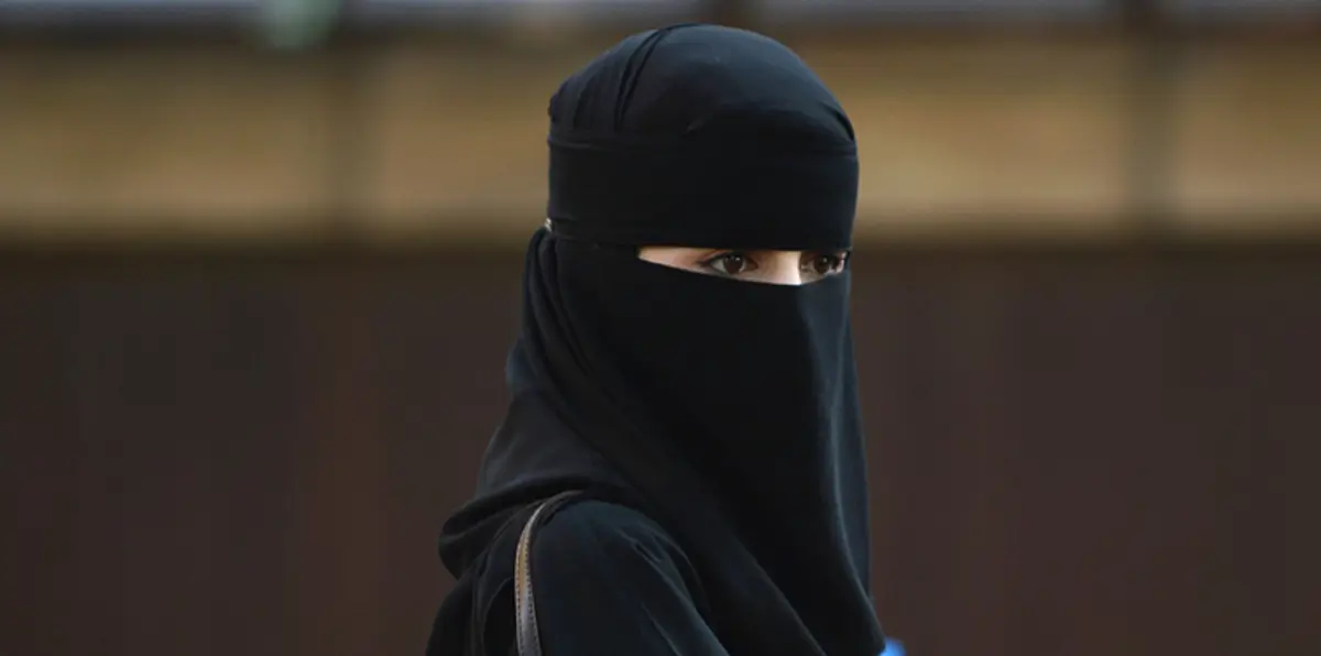 بالفيديو.. قُبلة ساخنة في أحد شوارع السعودية تثير عاصفة انتقادات