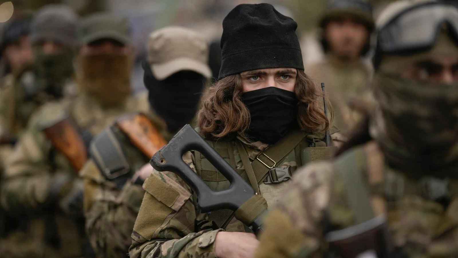 بعد حملة أمنية واسعة.. هل باتت المواجهة بين الشرع والمقاتلين الأجانب وشيكة؟