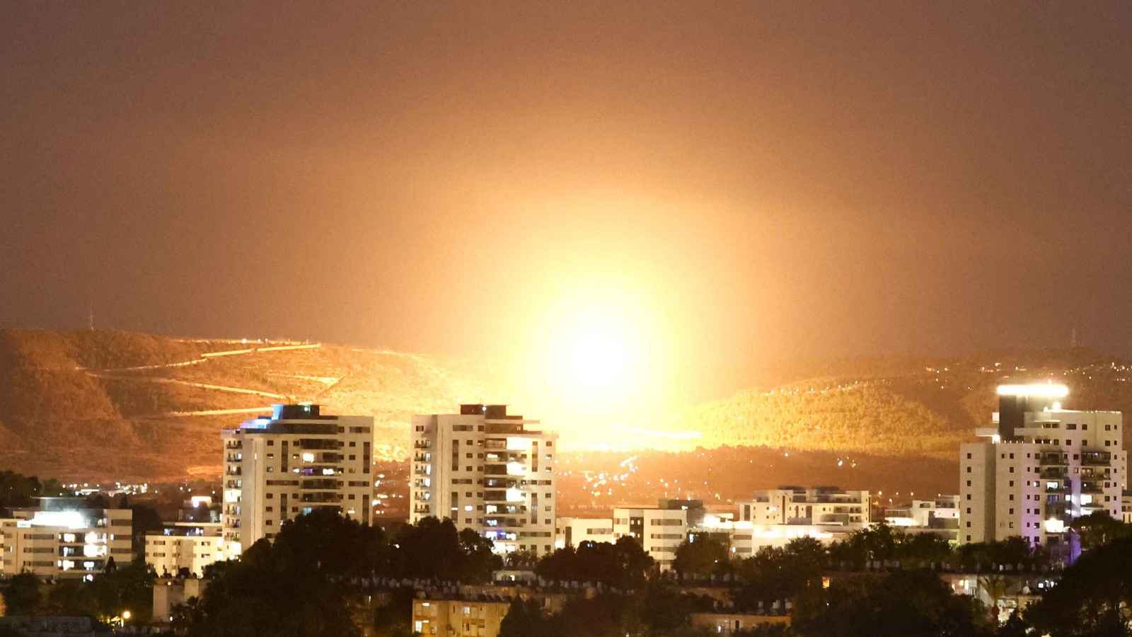 إصابة مبنى بصاروخ اعتراضي في نهاريا شمالي فلسطين (فيديو)