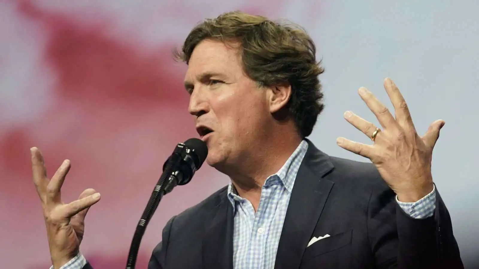 احتجاز كارلسون في تل أبيب.. الإعلام المحافظ يتحول لسلاح ضغط ضد إسرائيل