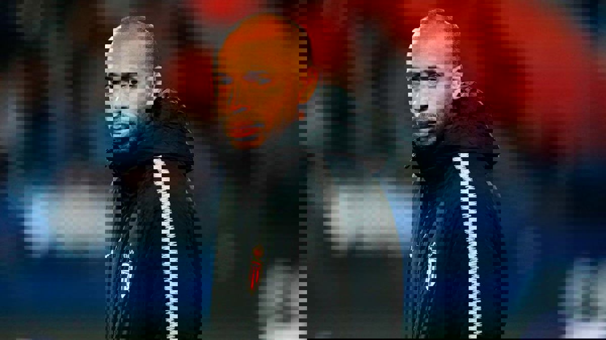 تقارير: تييري هنري يدخل قائمة المرشحين لخلافة فالفيردي في تدريب برشلونة