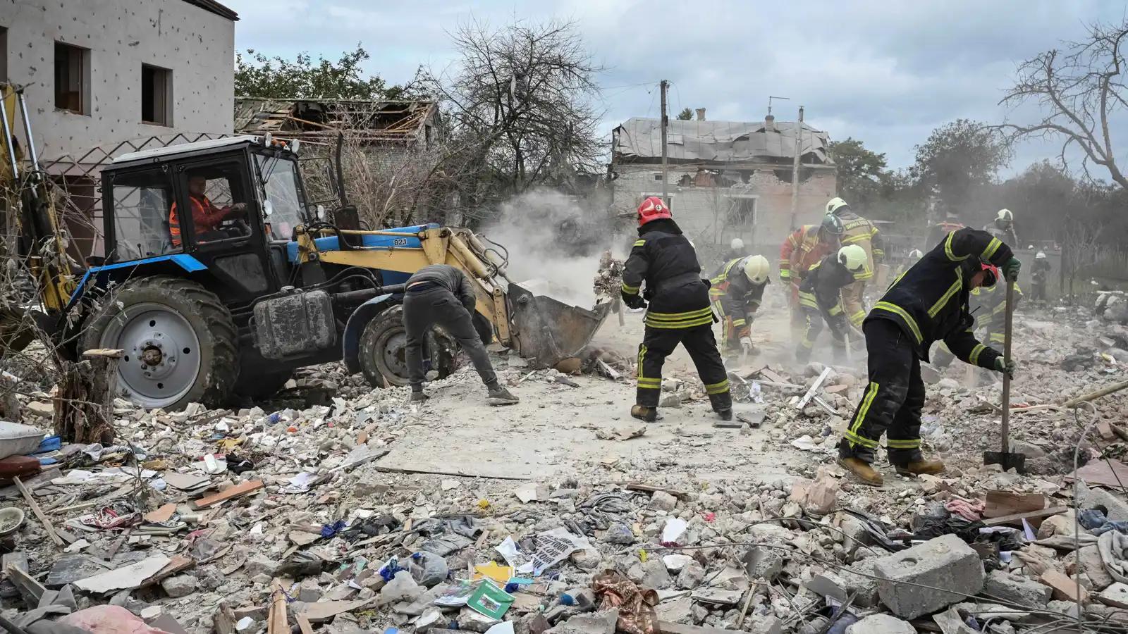 زيلينسكي يعلن العثور على قطع غربية في مسيرات وصواريخ روسية