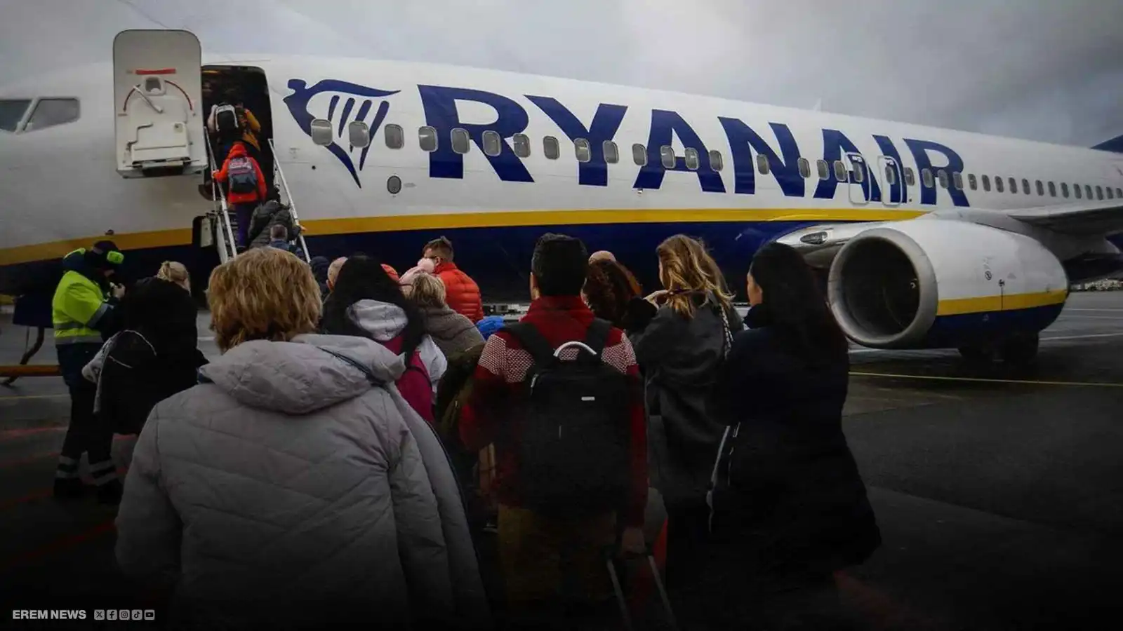 رعب في السماء.. رجلان يأكلان جوازي سفرهما (فيديو إرم)