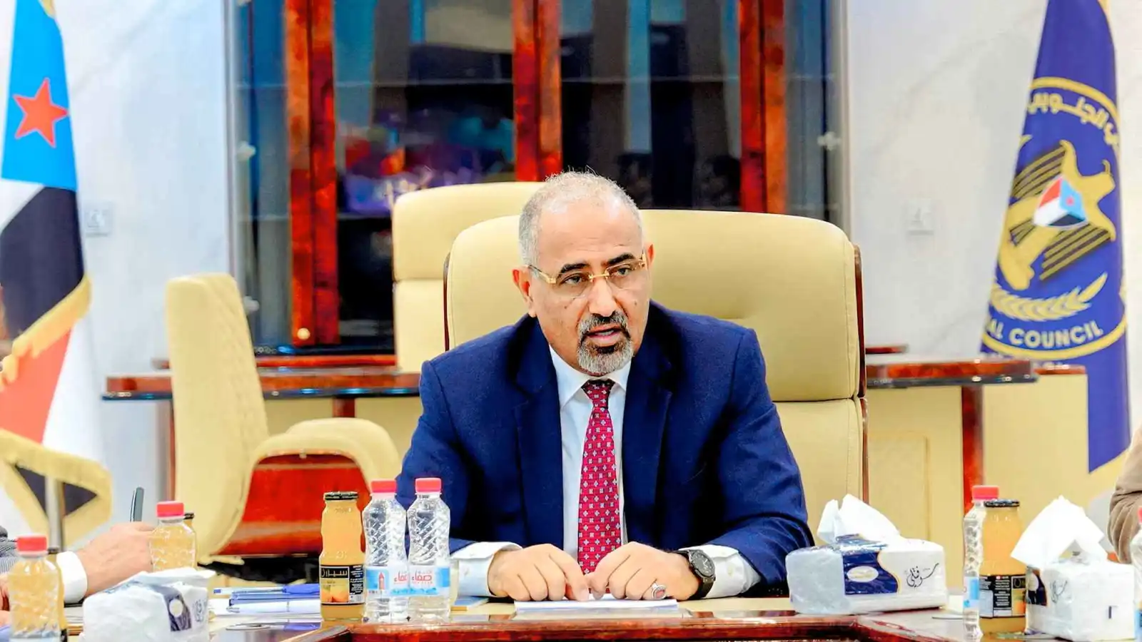 الزبيدي يطالب بتعزيز الالتفاف حول "الانتقالي الجنوبي"