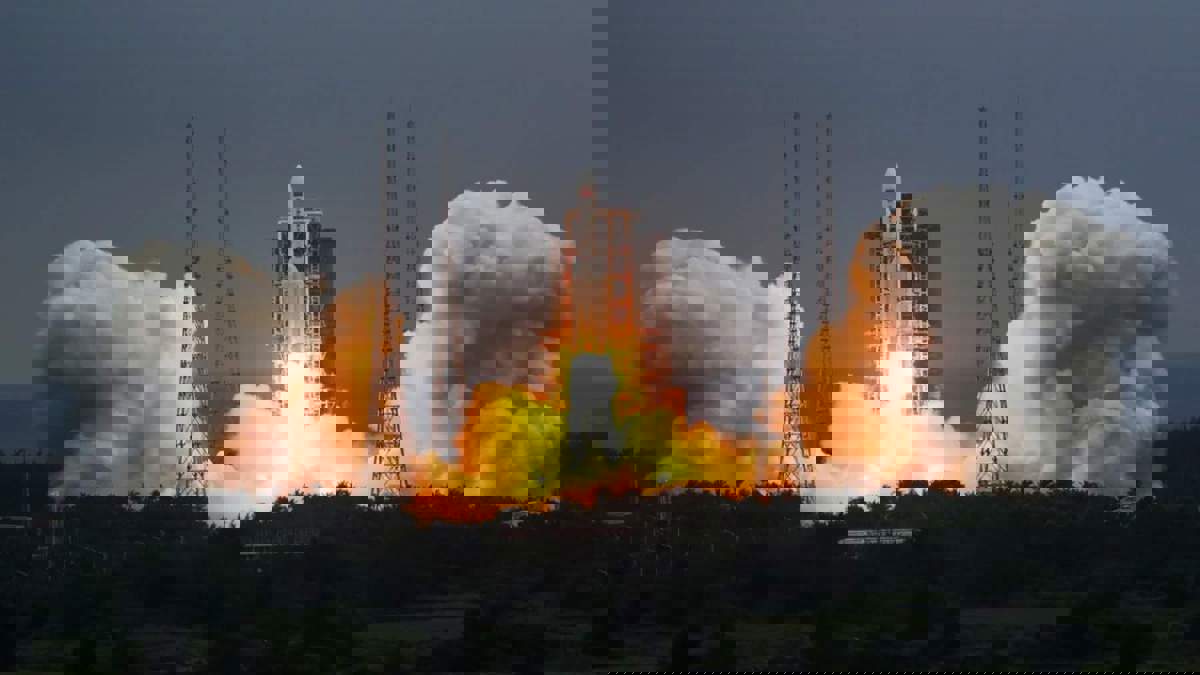 دخل الغلاف الغازي للأرض.. خرائط تحدد موعد ومكان سقوط الصاروخ الصيني "التائه"