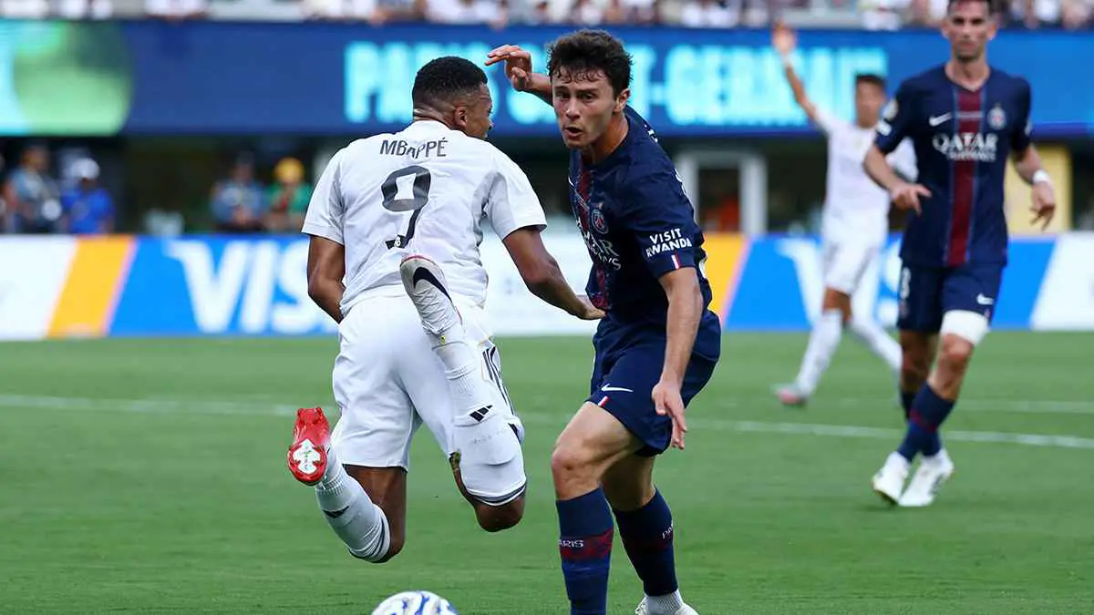 هل تعمد نجم باريس سان جيرمان السخرية من مبابي؟ (صورة)