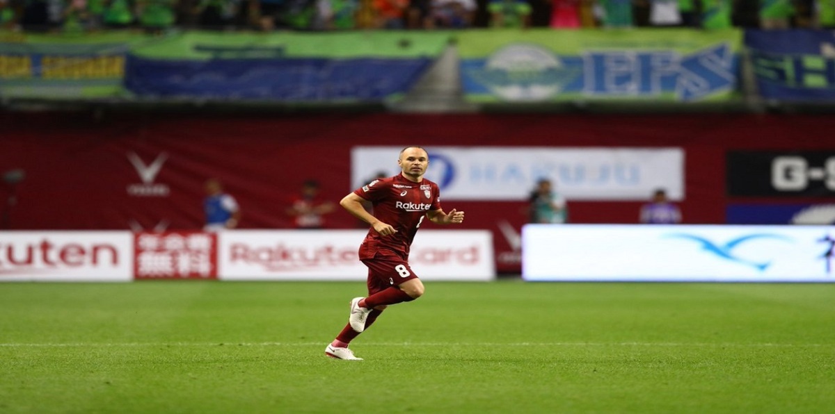 إنييستا يرتدي حذاء مثيرًا للجدل في أولى مبارياته بالدوري الياباني