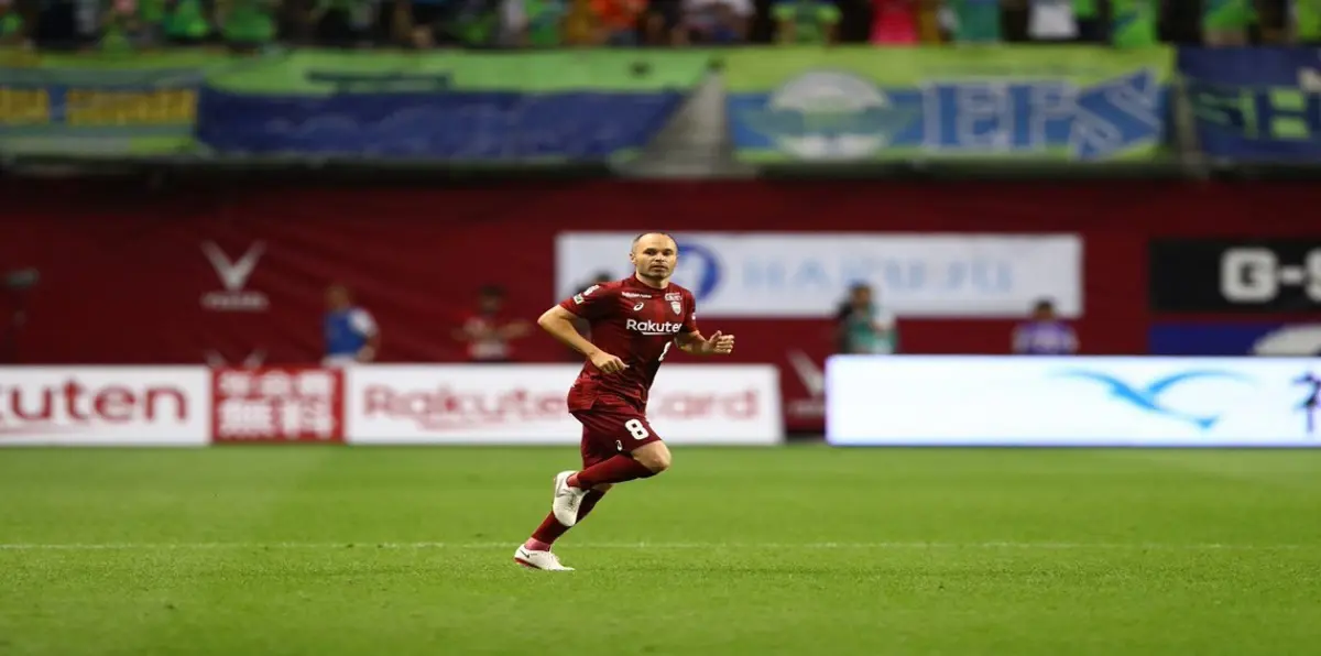 إنييستا يرتدي حذاء مثيرًا للجدل في أولى مبارياته بالدوري الياباني