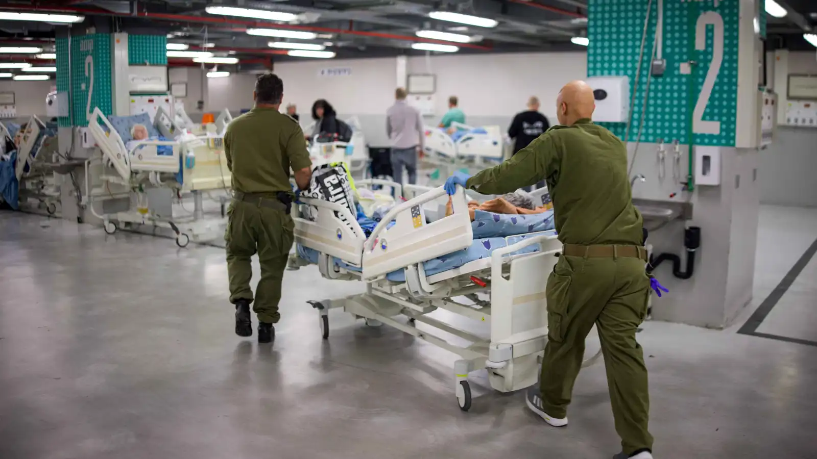 4 في حالة حرجة.. رشقة صاروخية إيرانية تصيب 8 جنود إسرائيليين