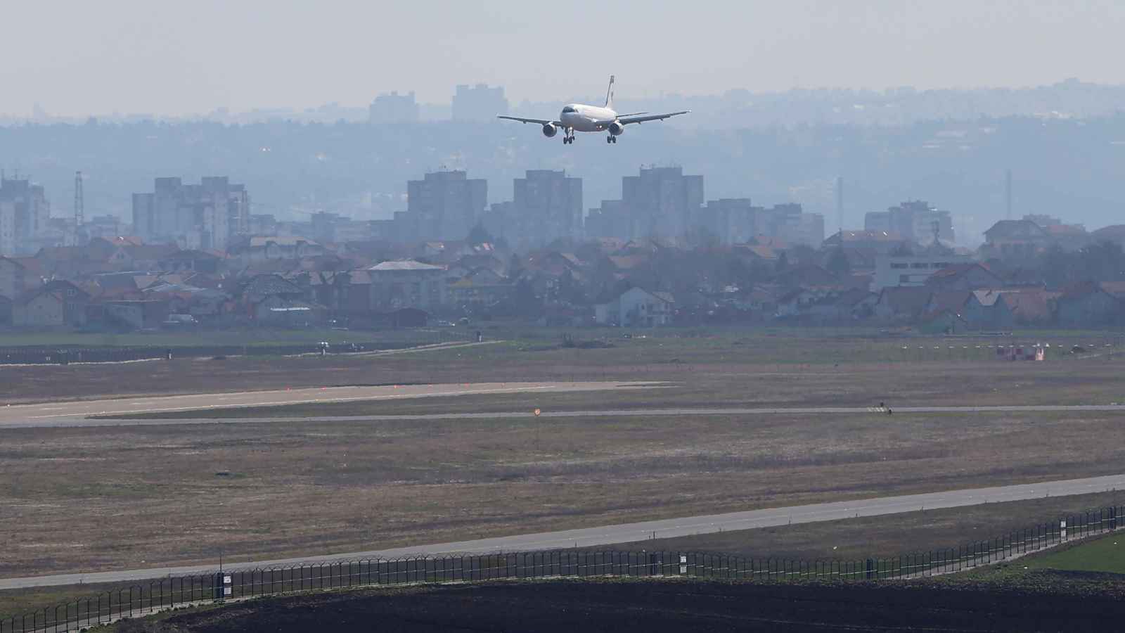 "اخترق وحذّر".. الجيش الإسرائيلي يمنع طائرة إيرانية من الهبوط في مطار بيروت