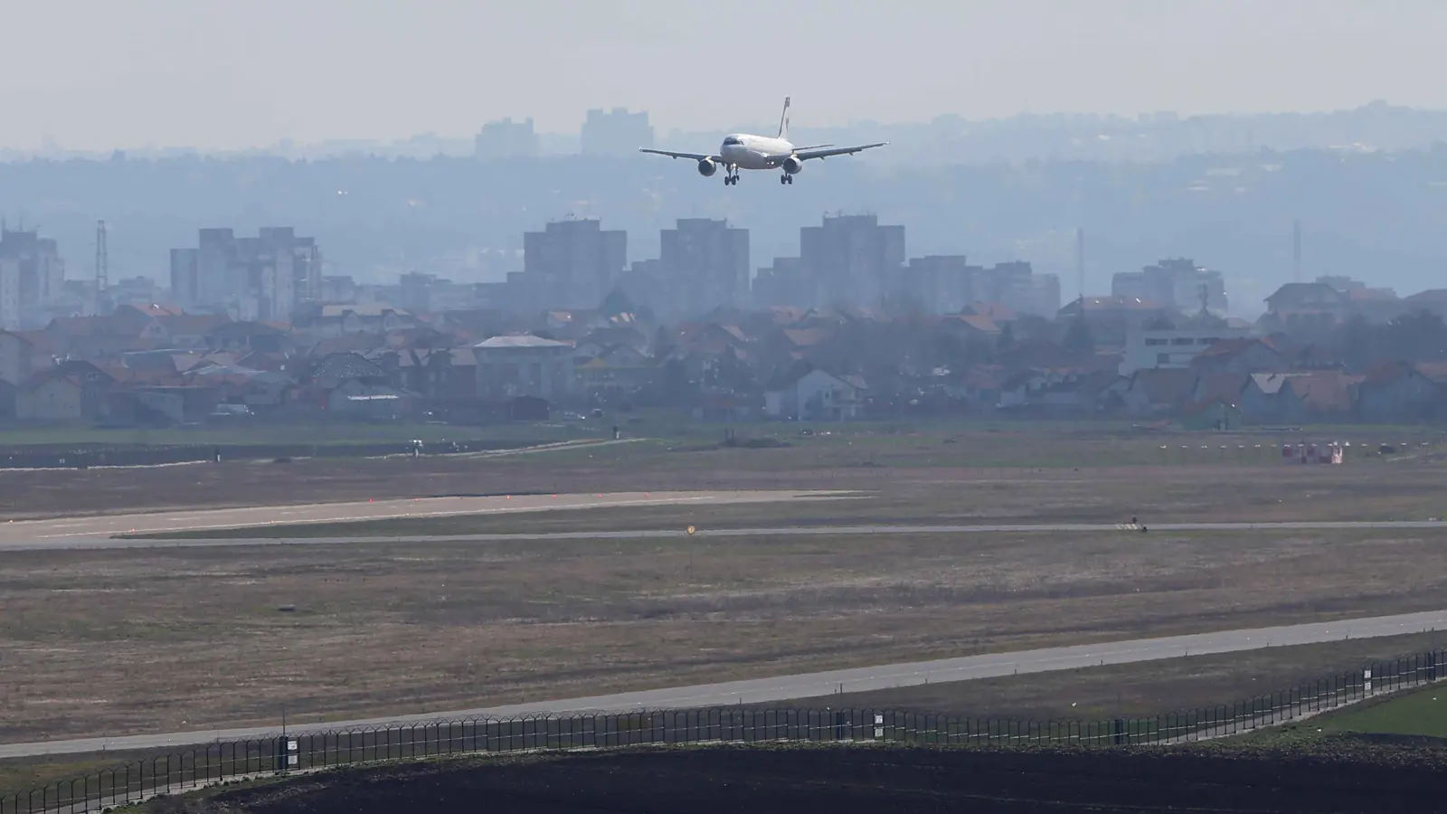 "اخترق وحذّر".. الجيش الإسرائيلي يمنع طائرة إيرانية من الهبوط في مطار بيروت