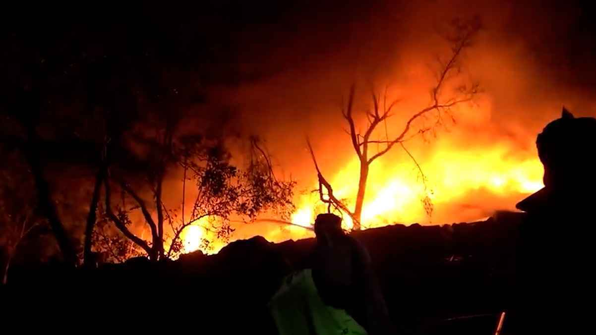 بتوثيق إعلامه.. النيران تلتهم مخازن أسلحة الحوثي في صنعاء (فيديو وصور)