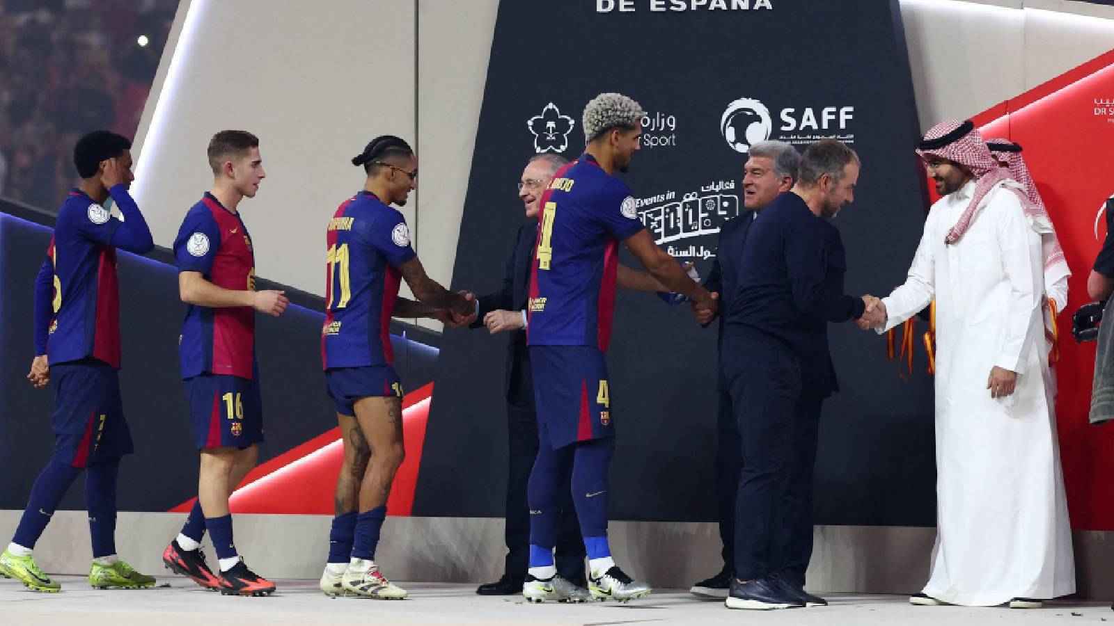 نجم برشلونة يفاجئ رئيس ريال مدريد على المنصة