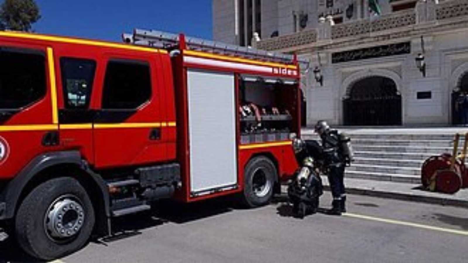 الجزائر.. إجلاء 10 عائلات جراء انهيار بناية في سكيكدة (صور)