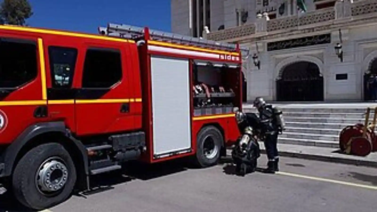 الجزائر.. إجلاء 10 عائلات جراء انهيار بناية في سكيكدة (صور)