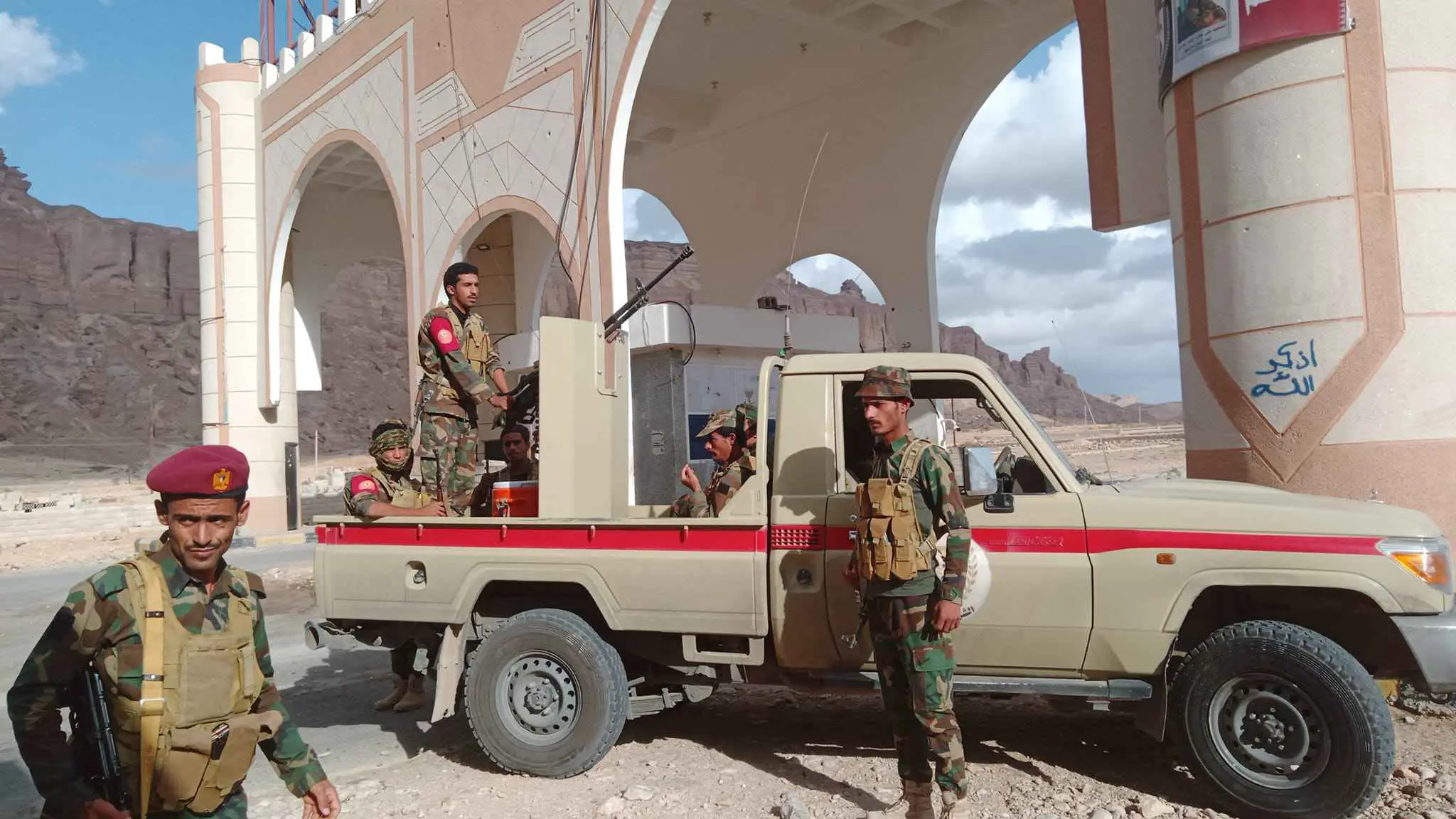 اليمن.. مقتل جنديين من "دفاع شبوة" في هجوم حوثي بالمسيّرات