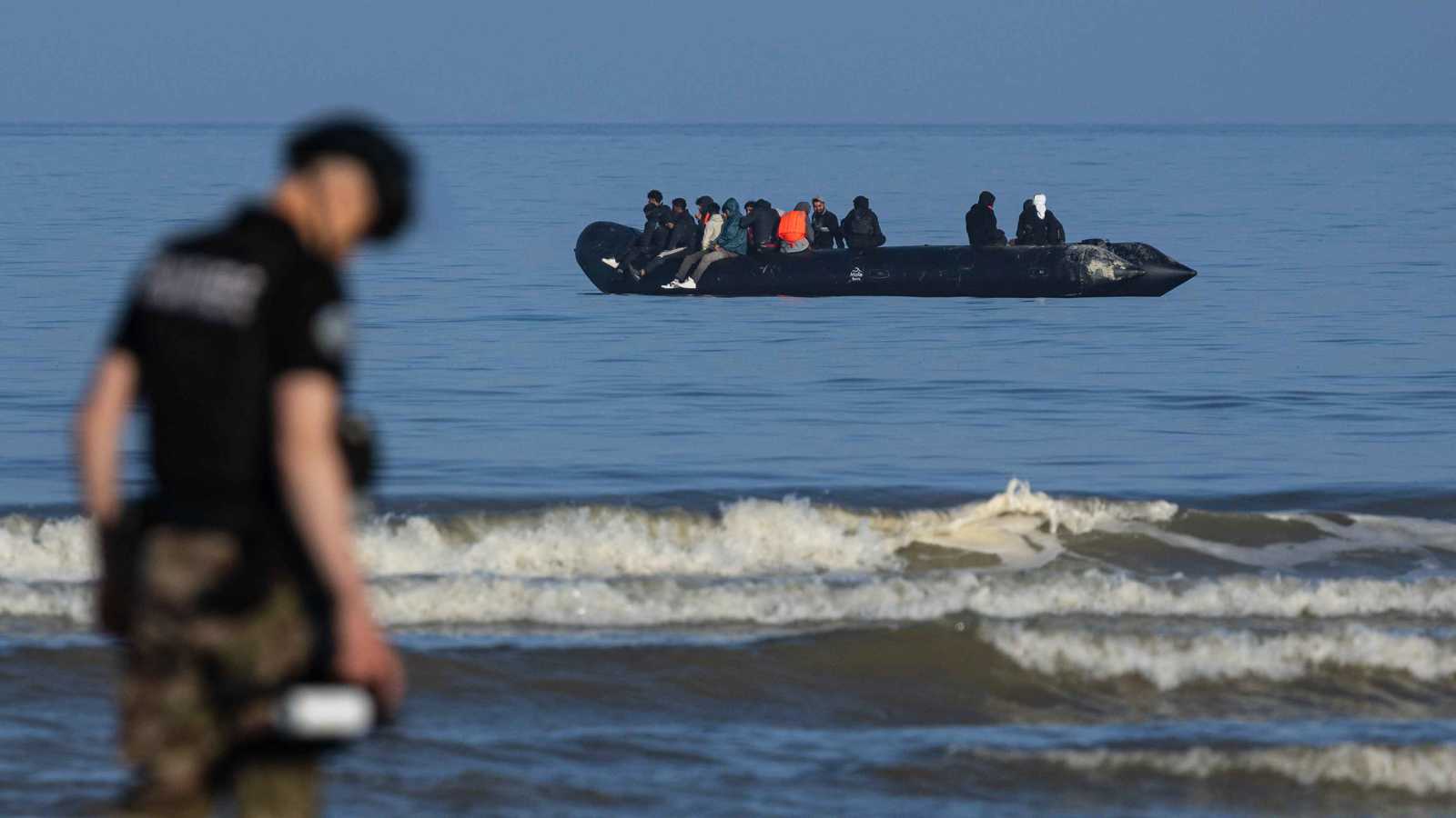 لندن تفرض "عقوبات صارمة" على عصابات تهريب البشر عبر القنال