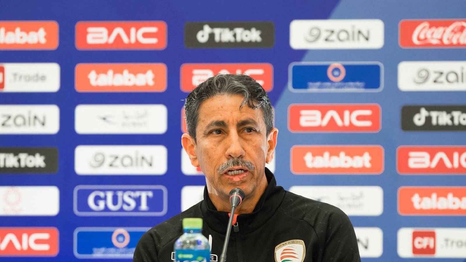مدرب منتخب عمان يفجر جدلًا قبل مواجهة الكويت