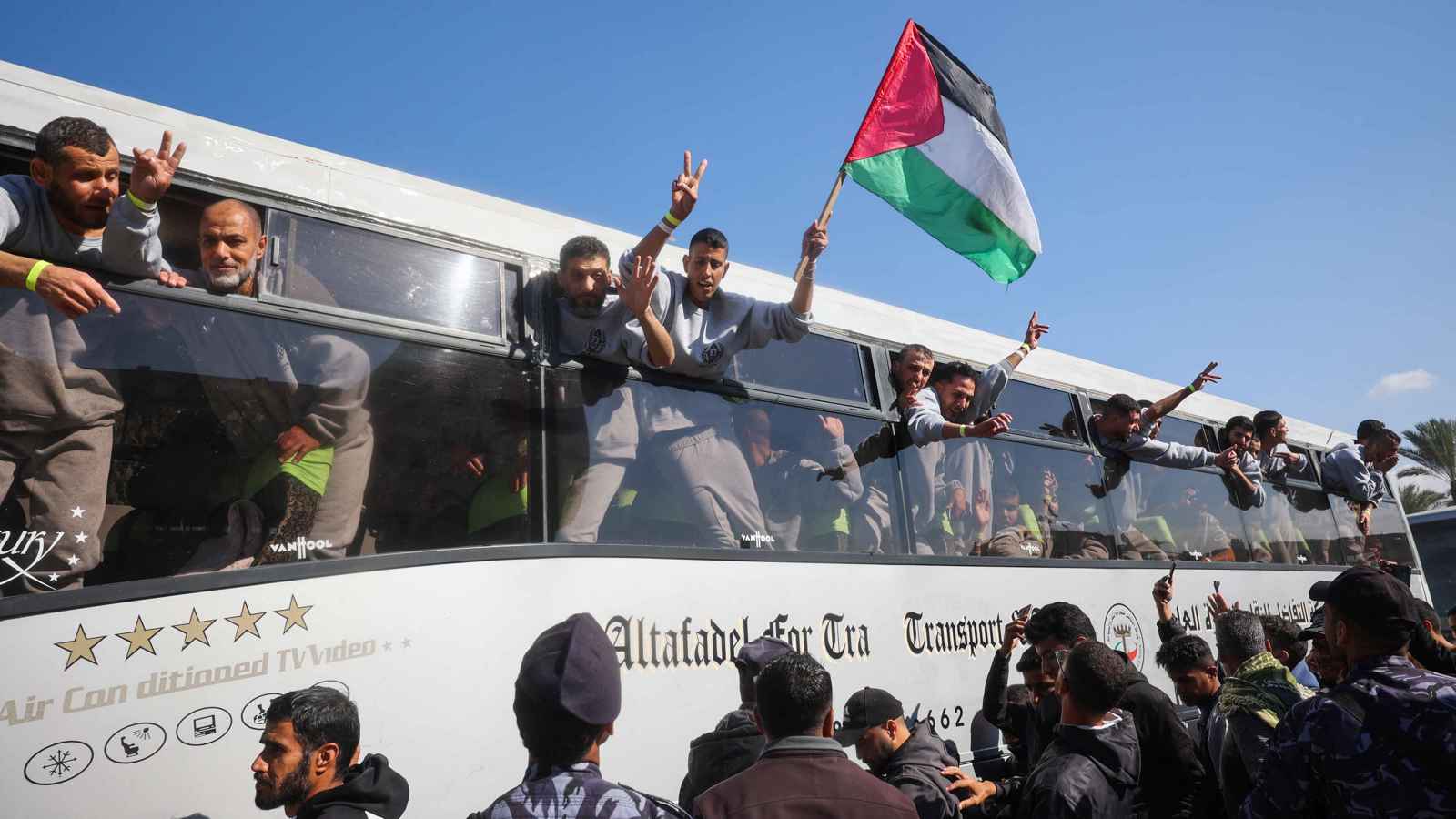 كيف اعتدت القوات الإسرائيلية على أهالي الفلسطينيين المحررين؟ (فيديو)