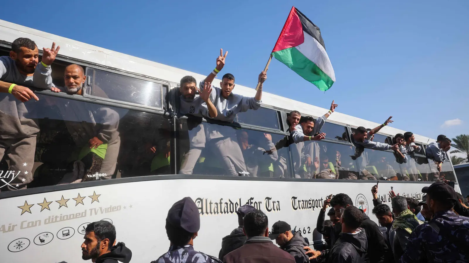 مقابل 3 رهائن.. إسرائيل تفرج السبت عن أكبر دفعة من الأسرى الفلسطينيين