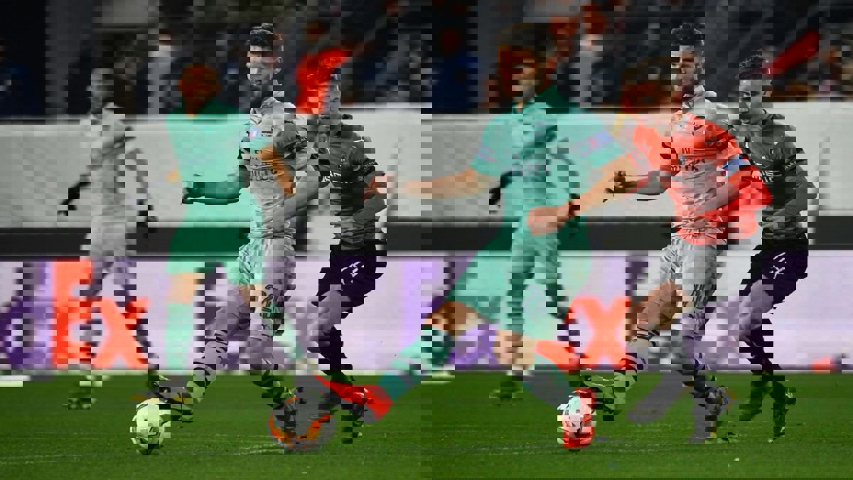 الدوري الأوروبي.. جماهير رين تعتدي على نجم آرسنال أثناء تلقيه العلاج