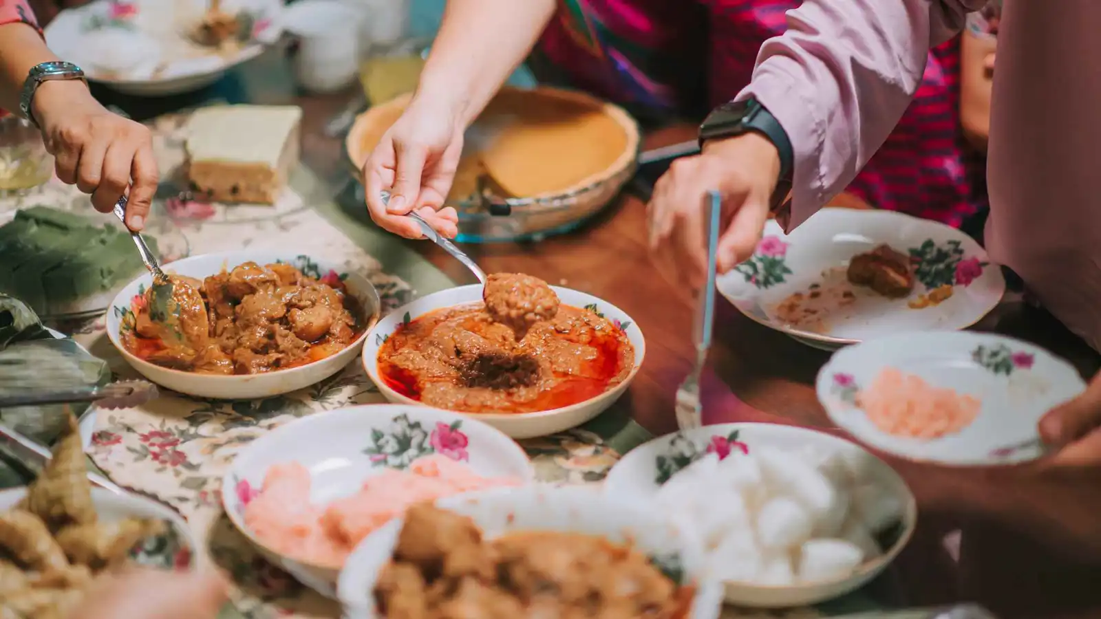 كيف تتجنب الإفراط في الطعام خلال الدعوات الرمضانية؟