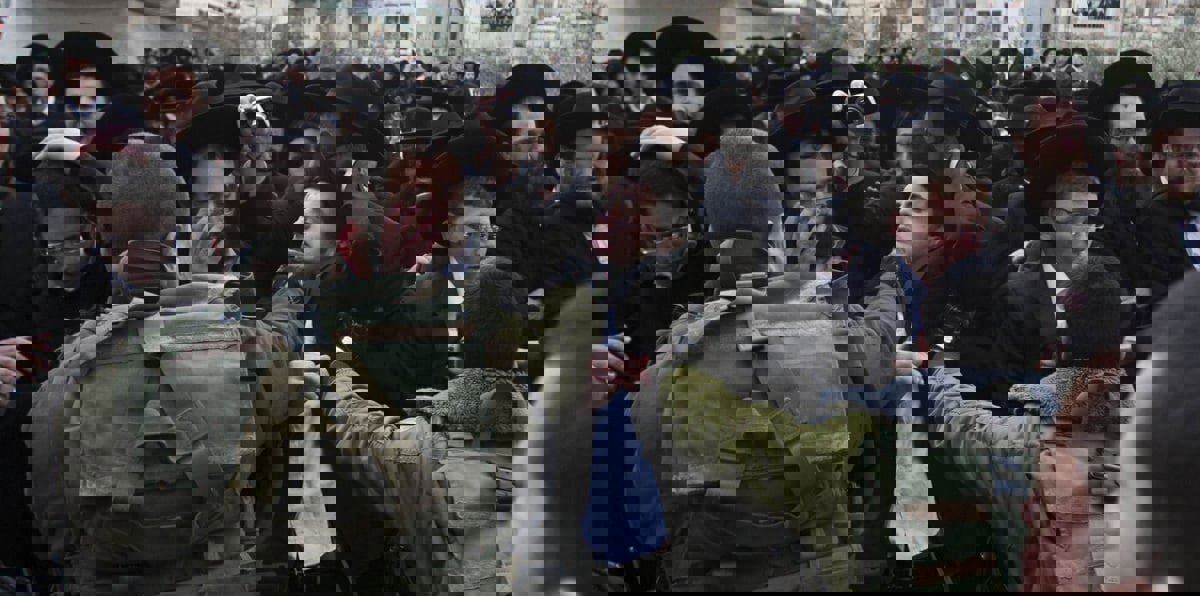 بعد اعتقال حفيد حاخام بارز.. تظاهرة غاضبة لليهود الحريديم والشرطة تتصدى لهم