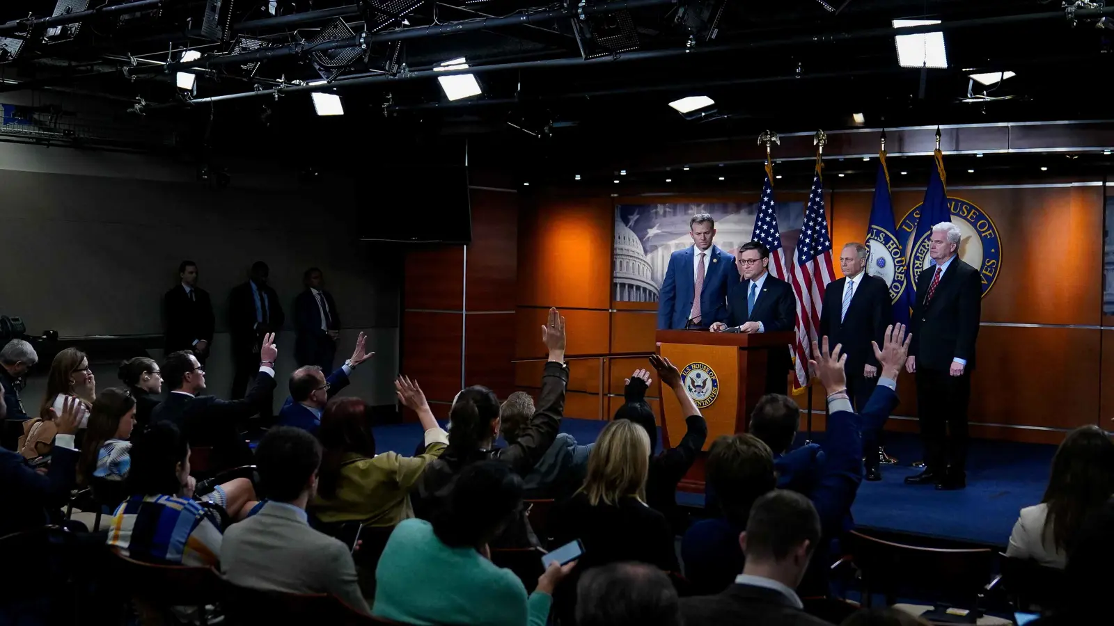 "يومان" أمام الكونغرس لتجنب الإغلاق الحكومي