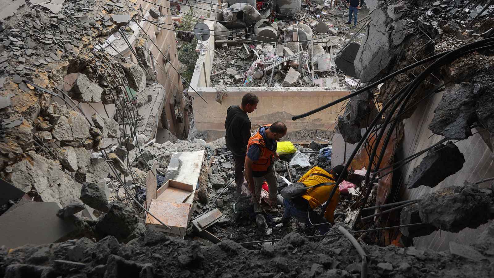 مقتل عائلة كاملة بضربة إسرائيلية على خان يونس