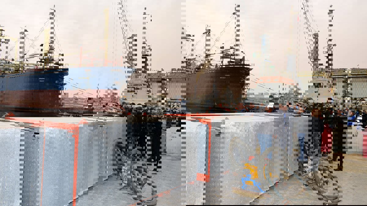 بعد غرق سفينة الوقود.. دول تعرض المساعدة على تونس لتجنب كارثة بيئية