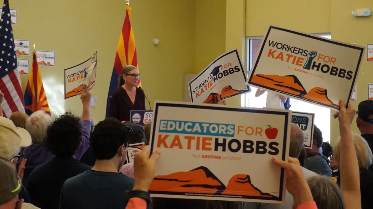 الديمقراطية كايتي هوبز تفوز بمنصب حاكم ولاية أريزونا