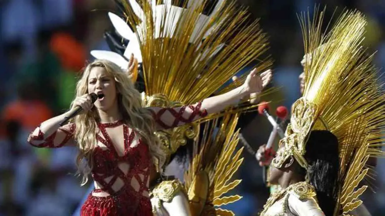 شاكيرا تشعل ريو دي جانيرو.. والجمهور يبعث برسالة نارية إلى "بيكيه" (فيديو)