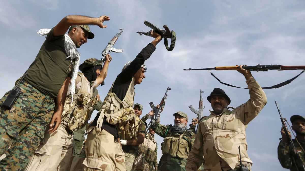 حصر السلاح أم شرعنته؟.. سيناريوهات "ملغومة" أمام الدولة العراقية