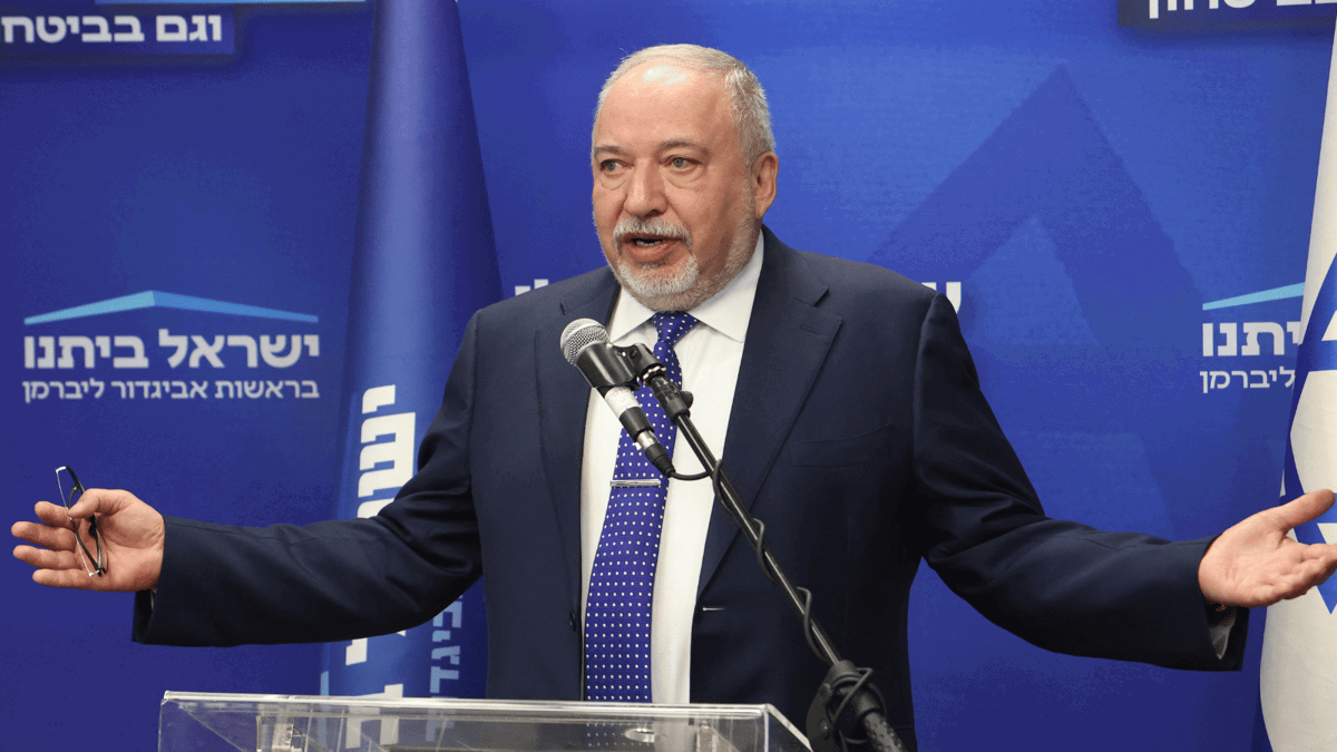 بعد لابيد وسموتريتش.. ليبرمان يطالب بمواجهة مباشرة مع إيران