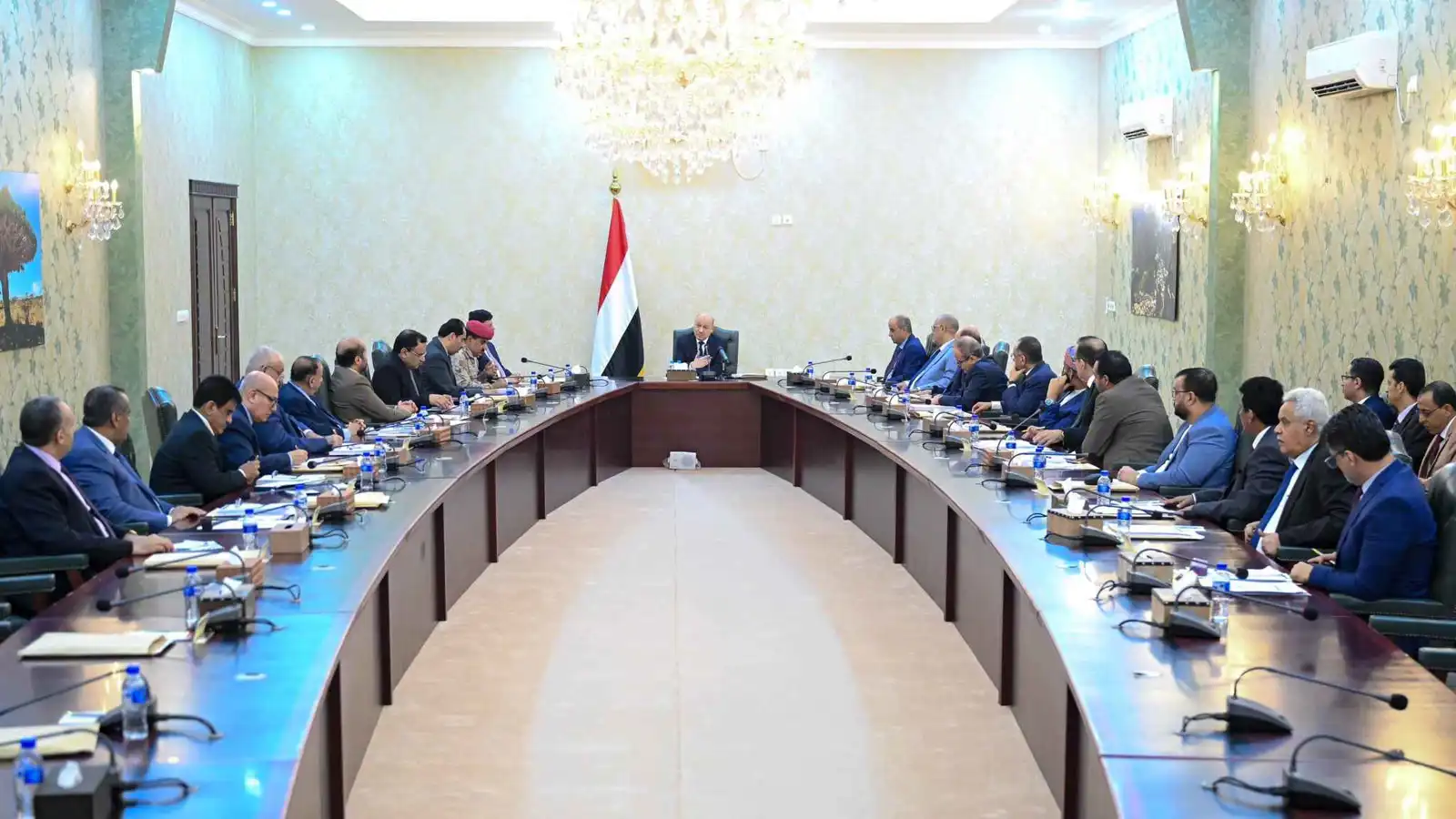 لمواجهة الحوثي وإيران.. العليمي يدعو للحشد من أجل "معركة الخلاص"