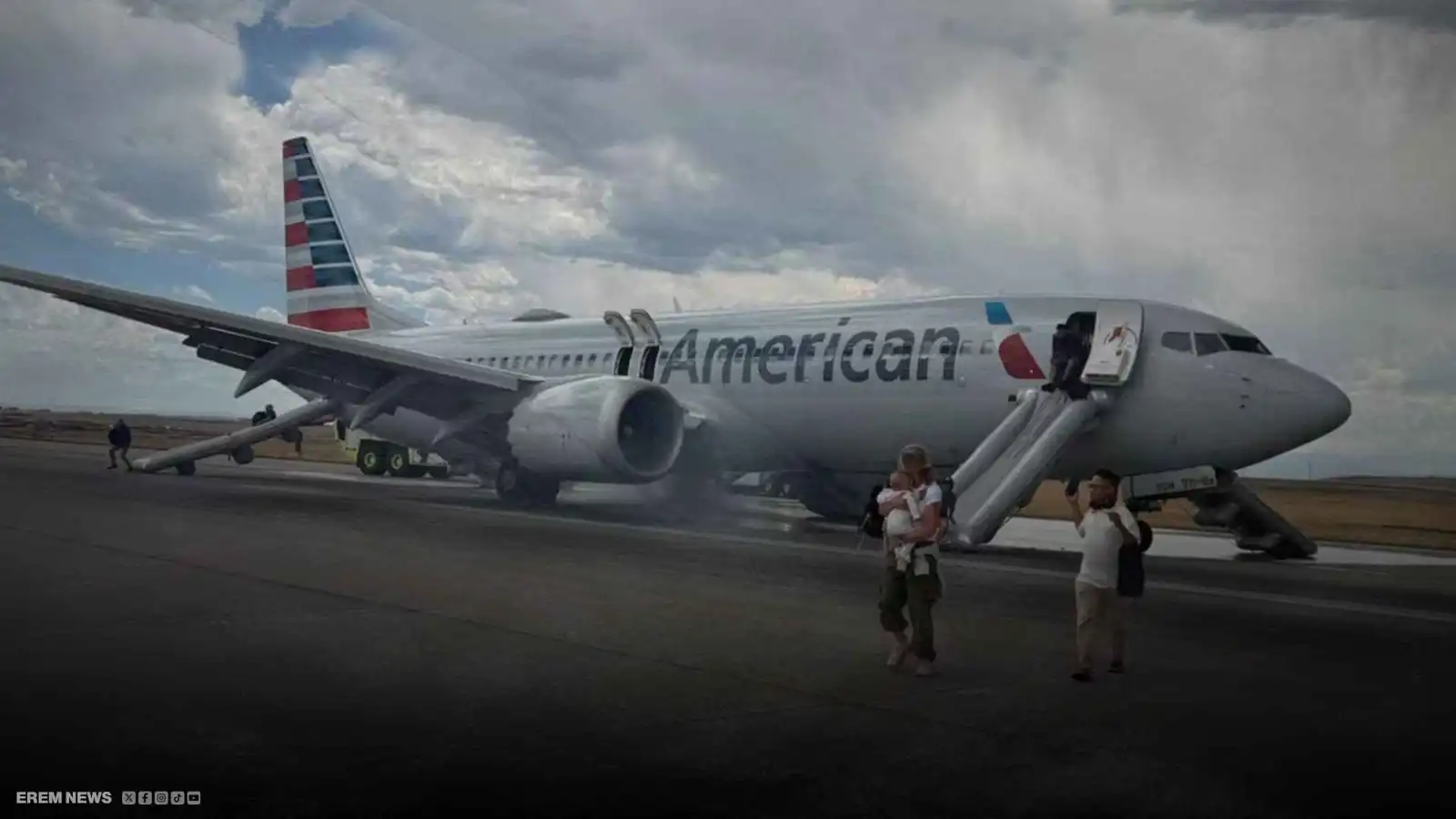 "كأنك بفيلم رعب".. طائرة تحترق وركابها يقفزون من الزلاقات