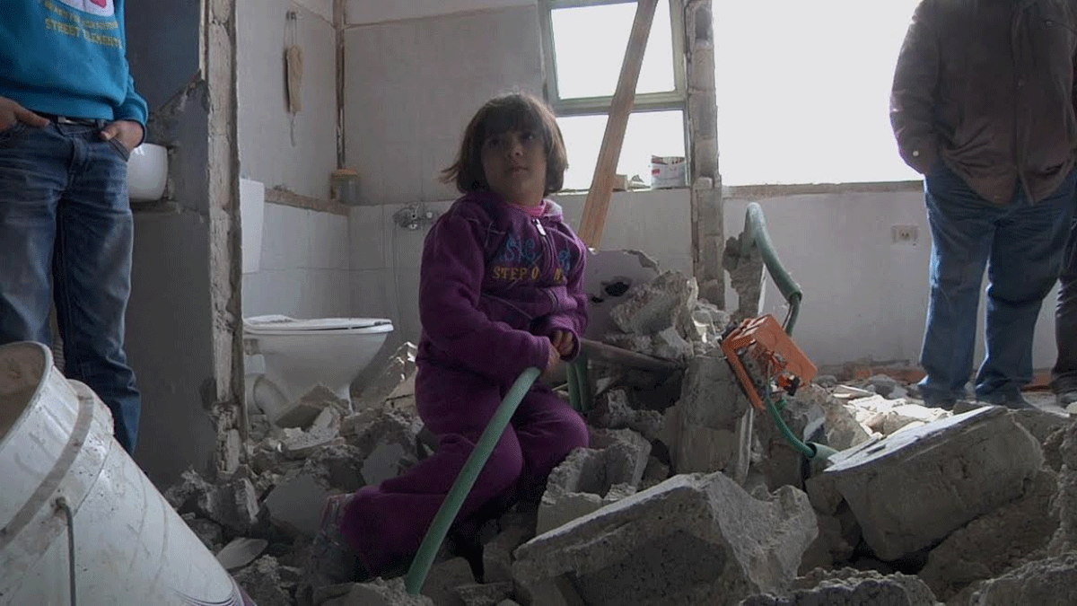 سياسة "الهدم الذاتي".. إسرائيل تمعن في إذلال أهالي القدس (صور وفيديو)