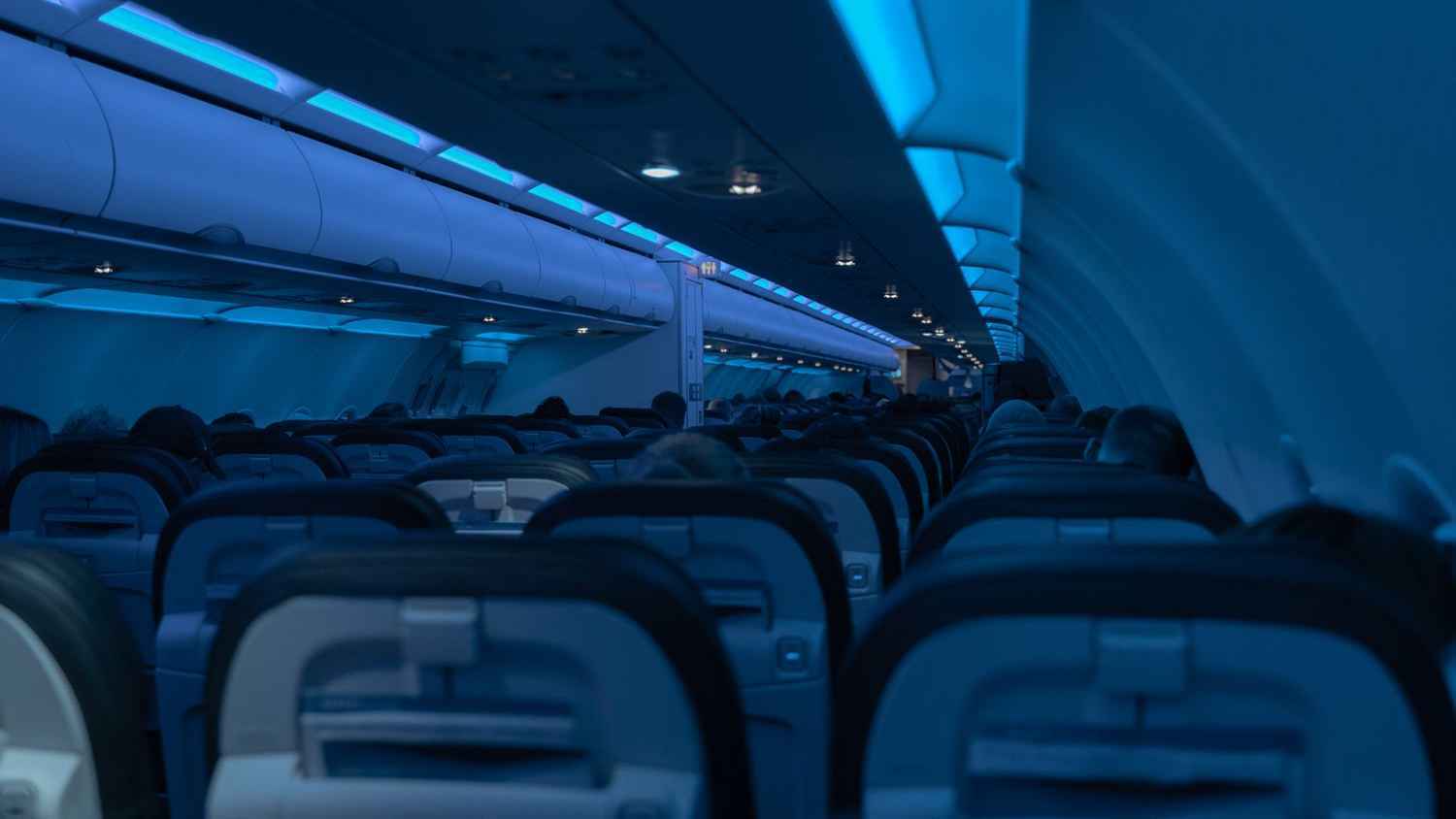 السبب الخفي وراء تعتيم أضواء الطائرة عند الإقلاع والهبوط