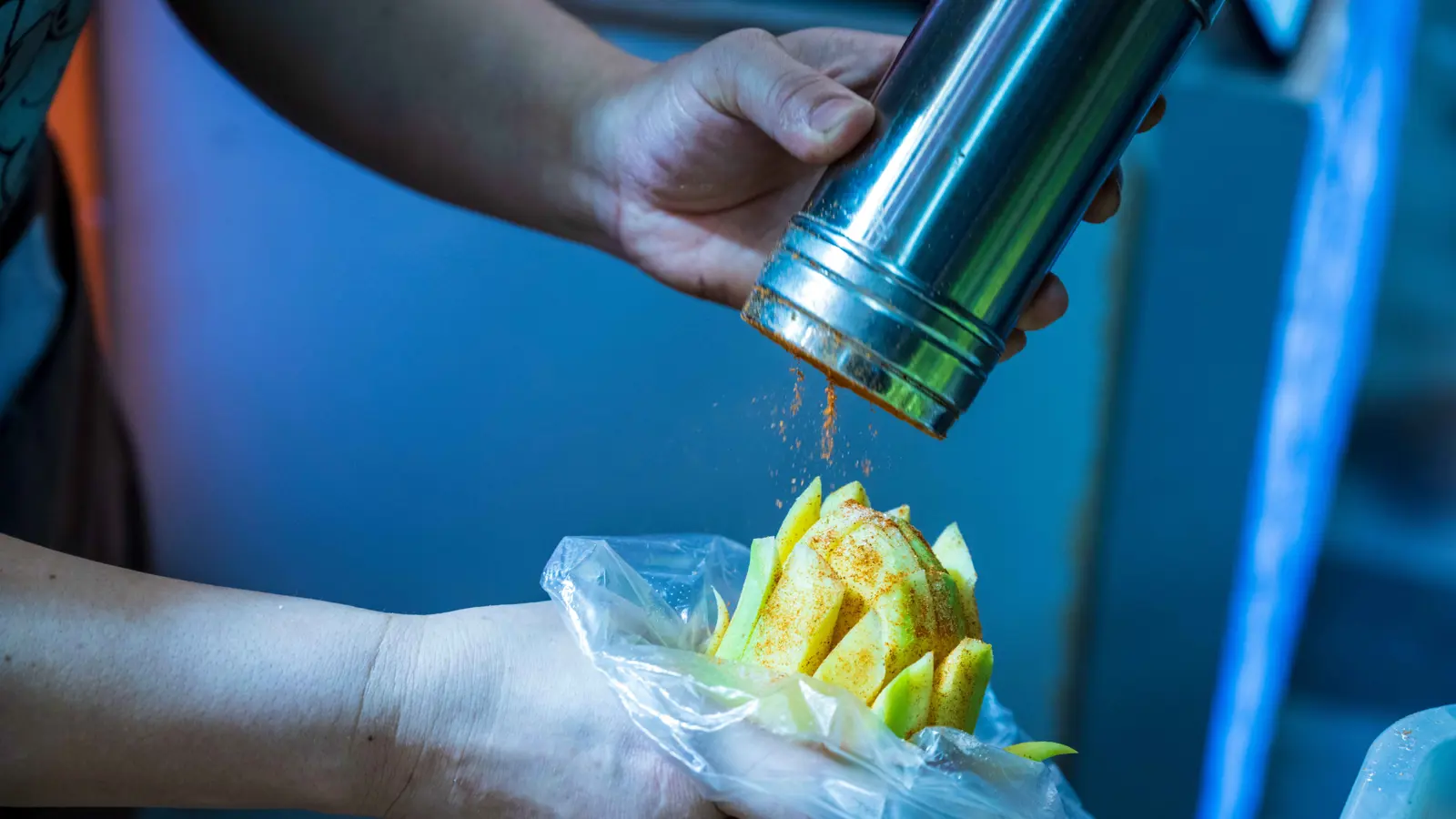 قصص حية.. كيف تتحول النوايا الطيبة إلى أفعال كارثية؟