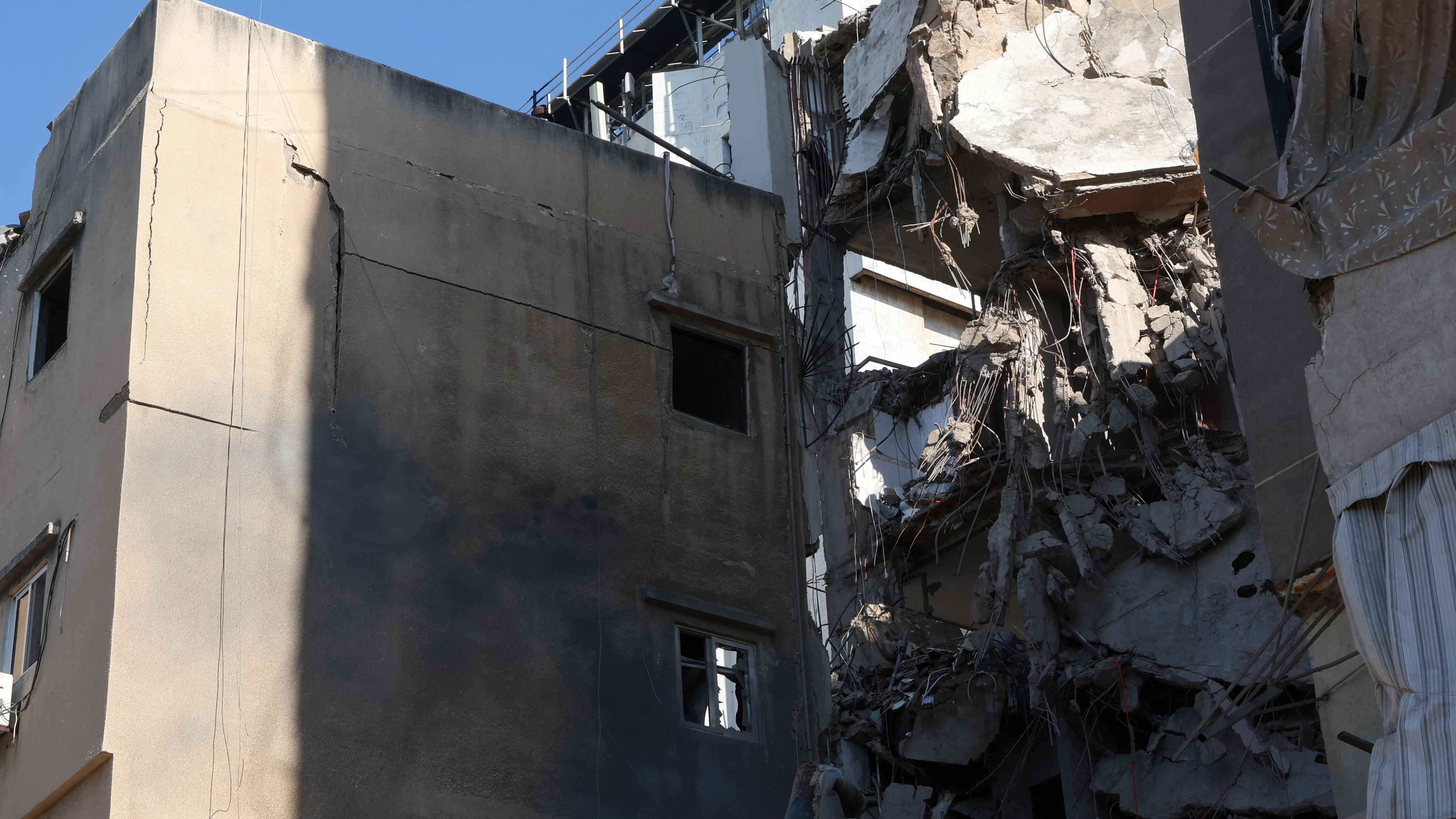 تحليل للصور يكشف حجم الغارة الإسرائيلية التي استهدفت فؤاد شكر