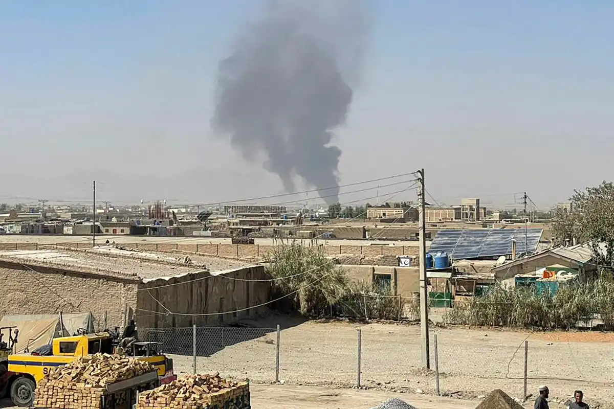 تتصاعد أعمدة الدخان من موقع أفغاني