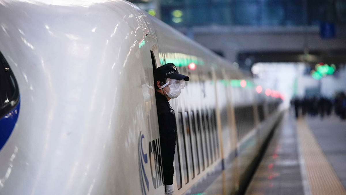 انطلاق أول قطار من ووهان الصينية بعد فتح الإغلاق