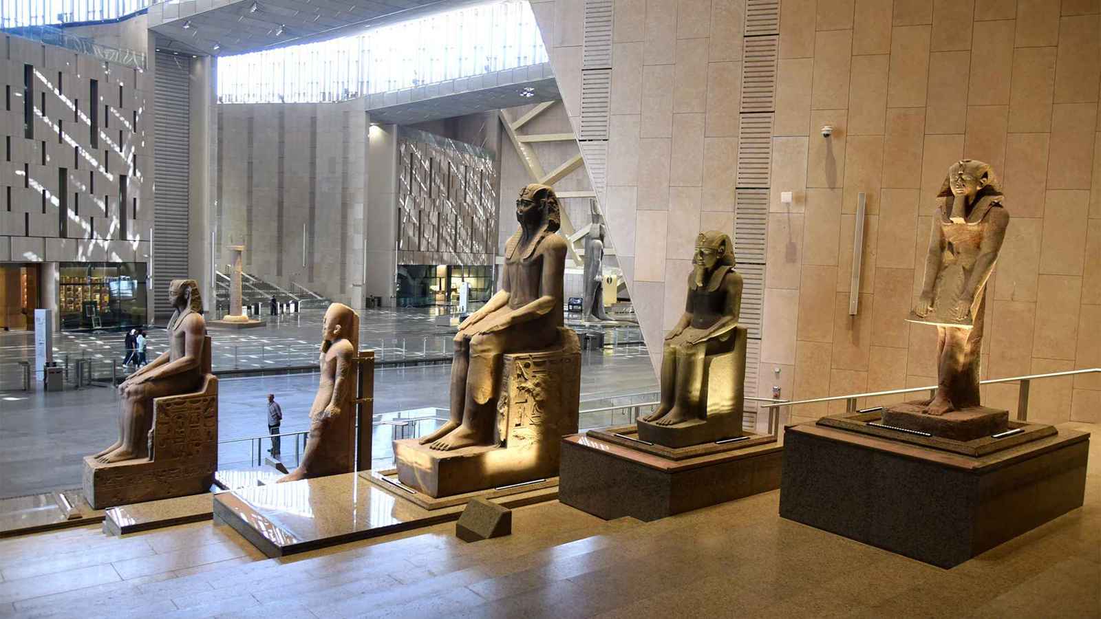 شاشات عملاقة لبث افتتاح المتحف المصري الكبير في ميادين الجيزة