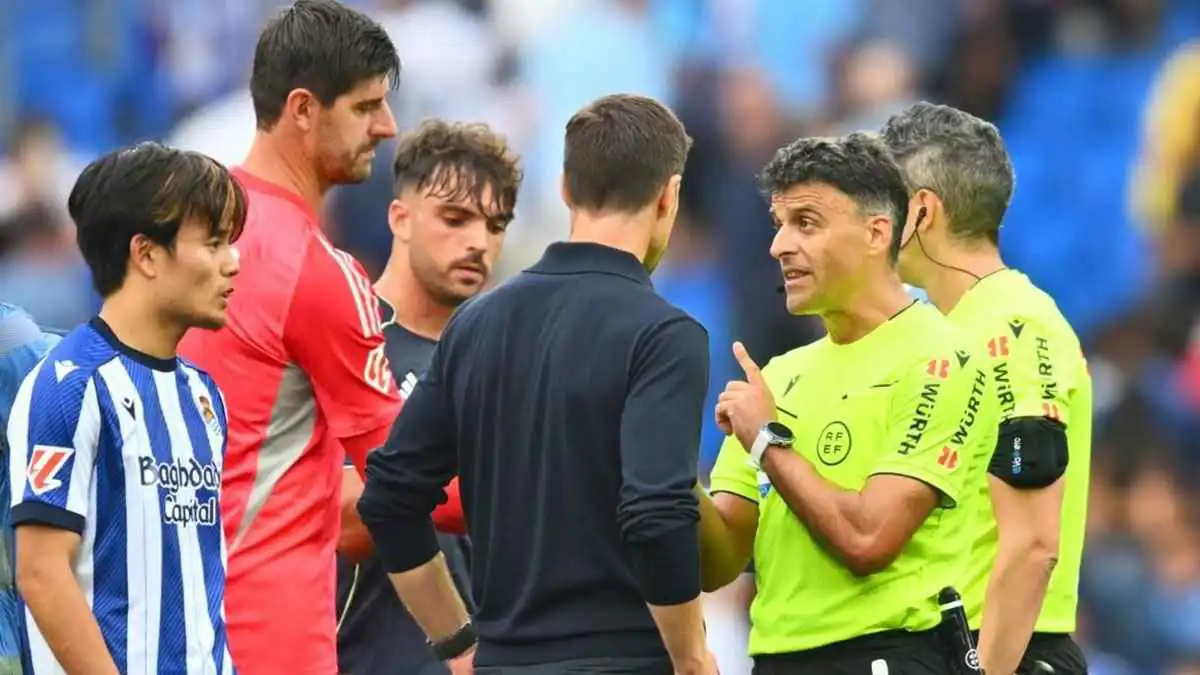 تجعلني أفكر بشكل سيئ.. مواجهة نارية بين تشابي ألونسو ومانزانو (فيديو)