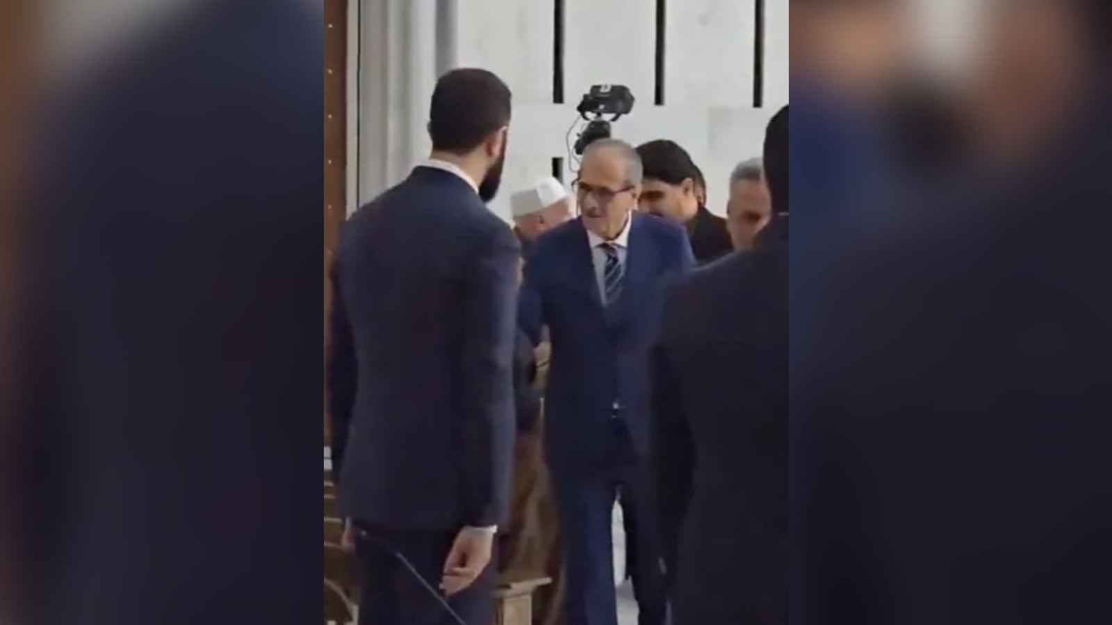 "سنقاتلكم بأظافرنا".. والد الشرع يهدد إسرائيل بعد "غارات القصر"